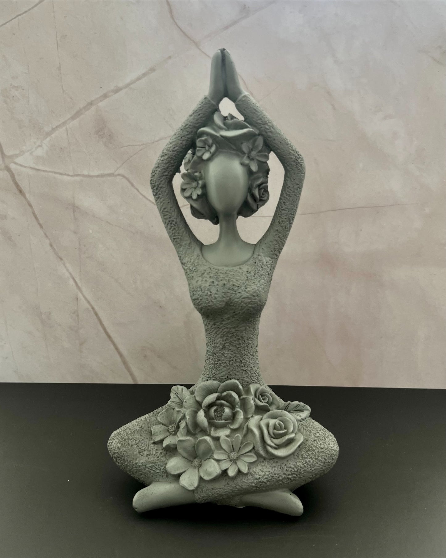 Figura decorativa de resina mujer Ananda