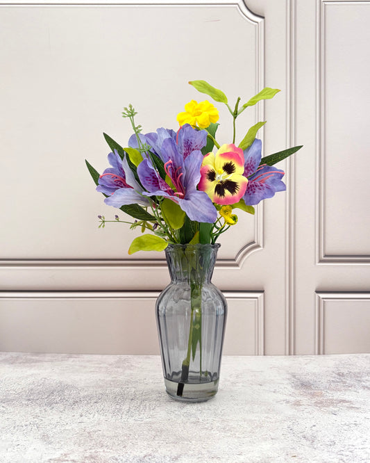 Flores artificiales lilis con florero de vidrio y agua sintética