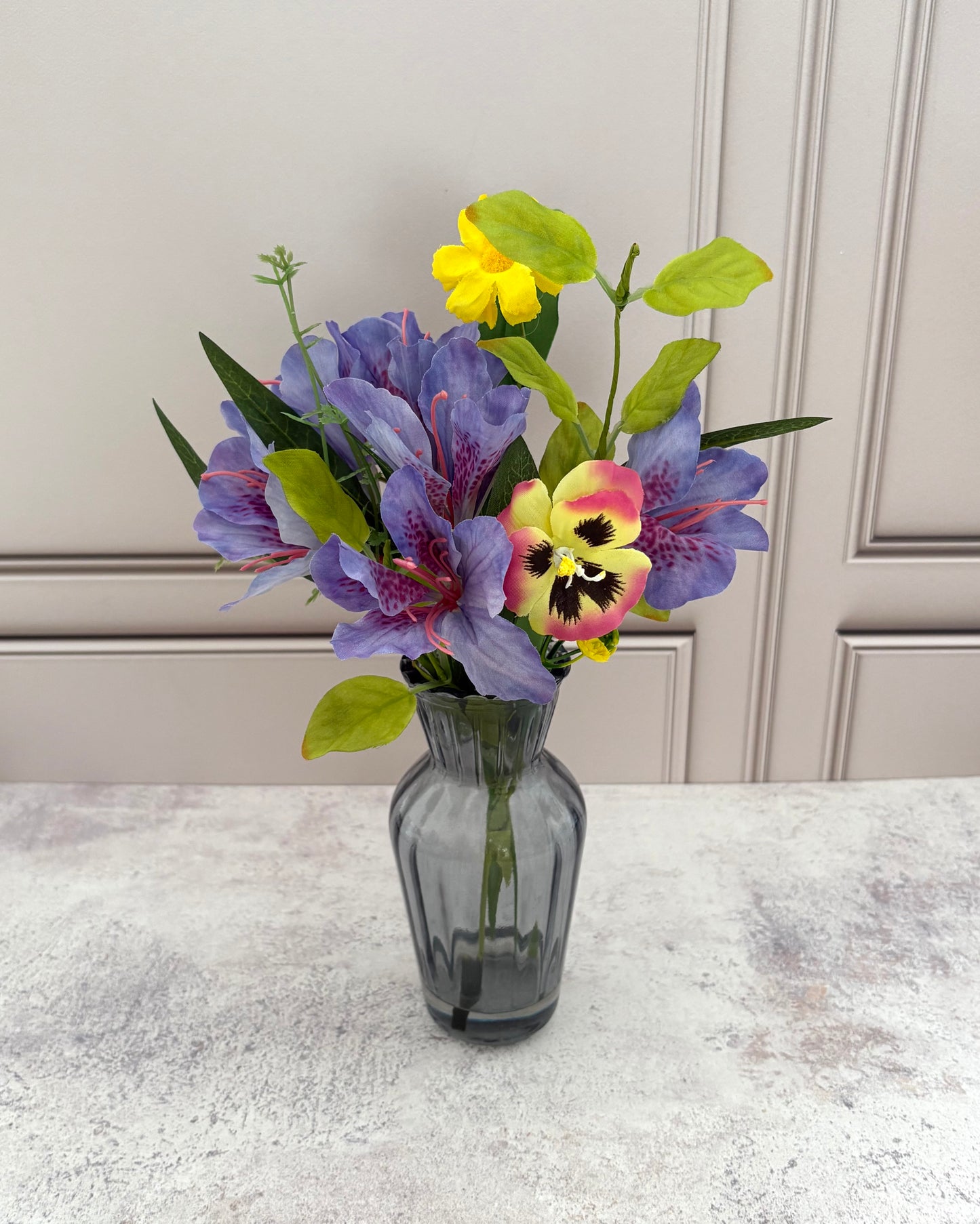 Flores artificiales lilis con florero de vidrio y agua sintética