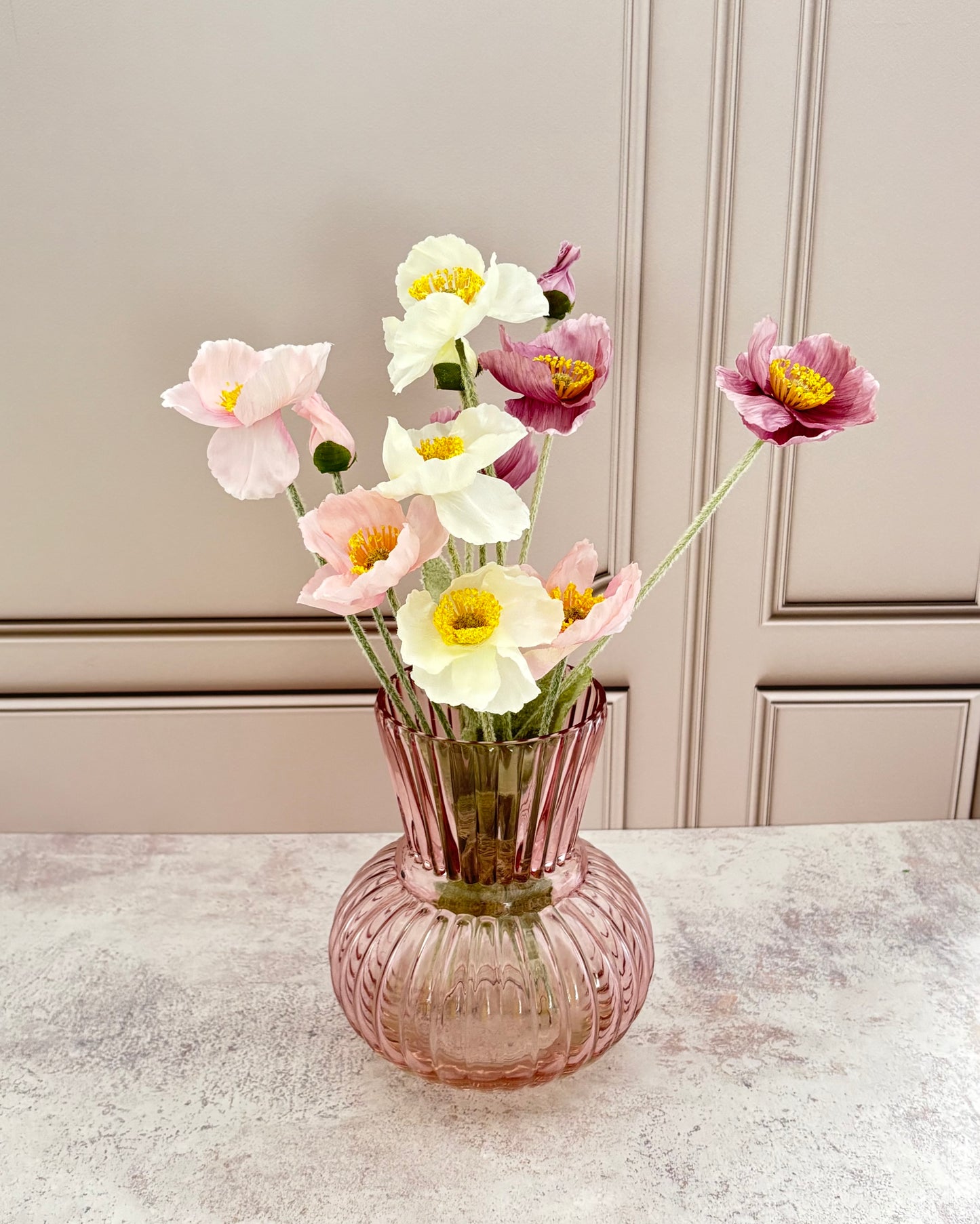 Florero de vidrio con arreglo floral artificial y agua sintética