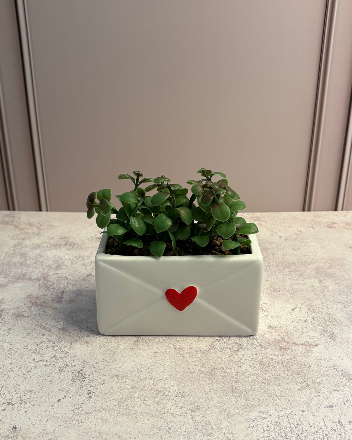 Maceta forma de sobre con planta artificial