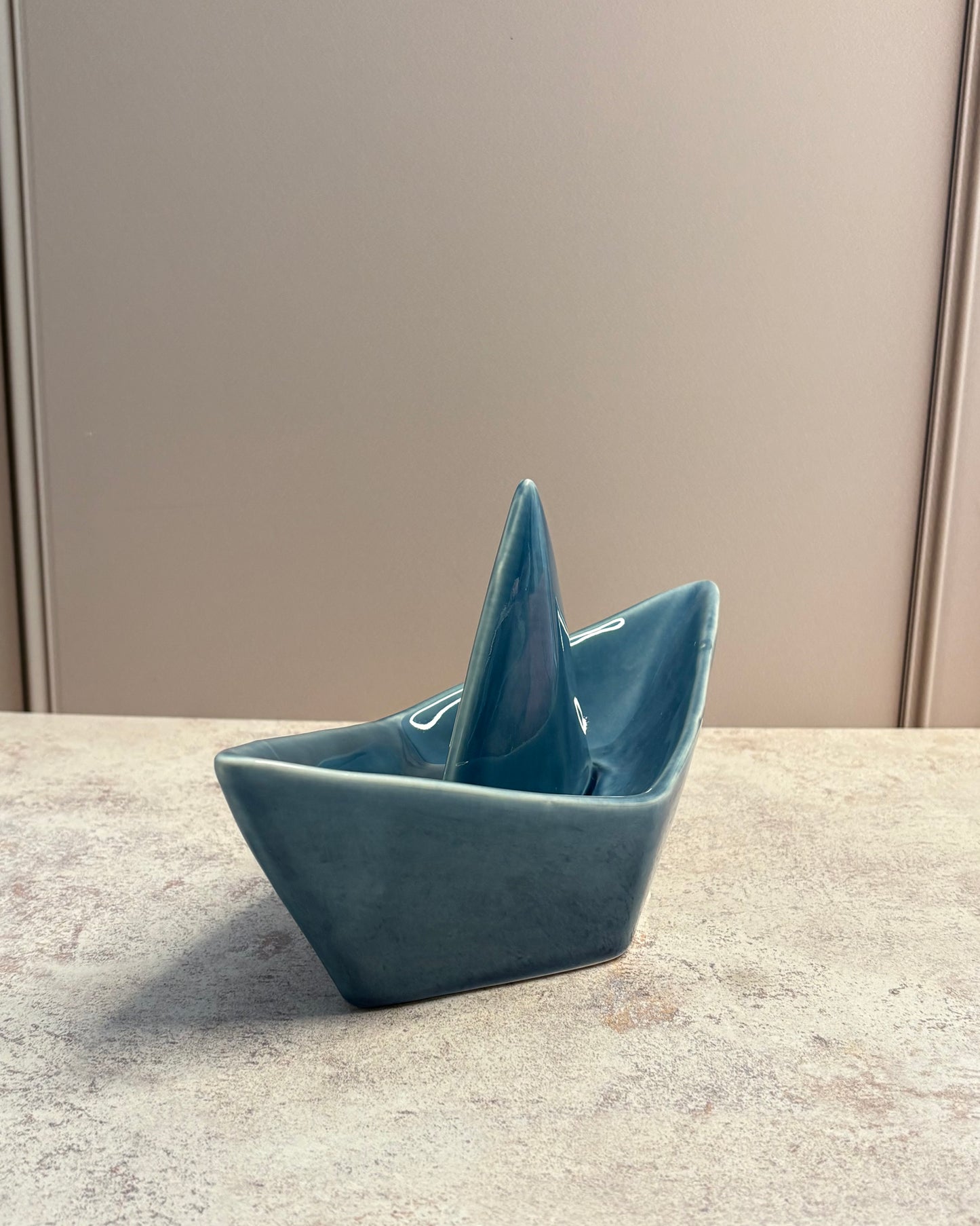 Figura decorativa barco de cerámica