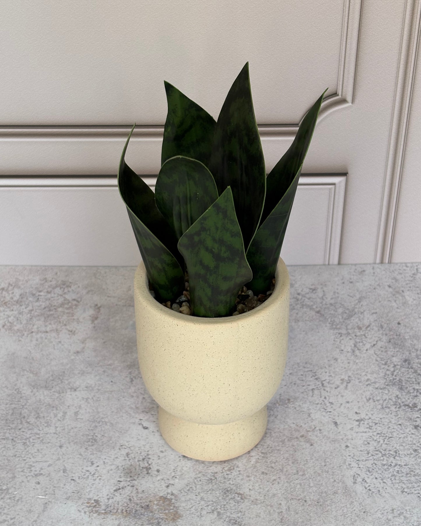 Maceta de cerámica minimalista con planta artificial