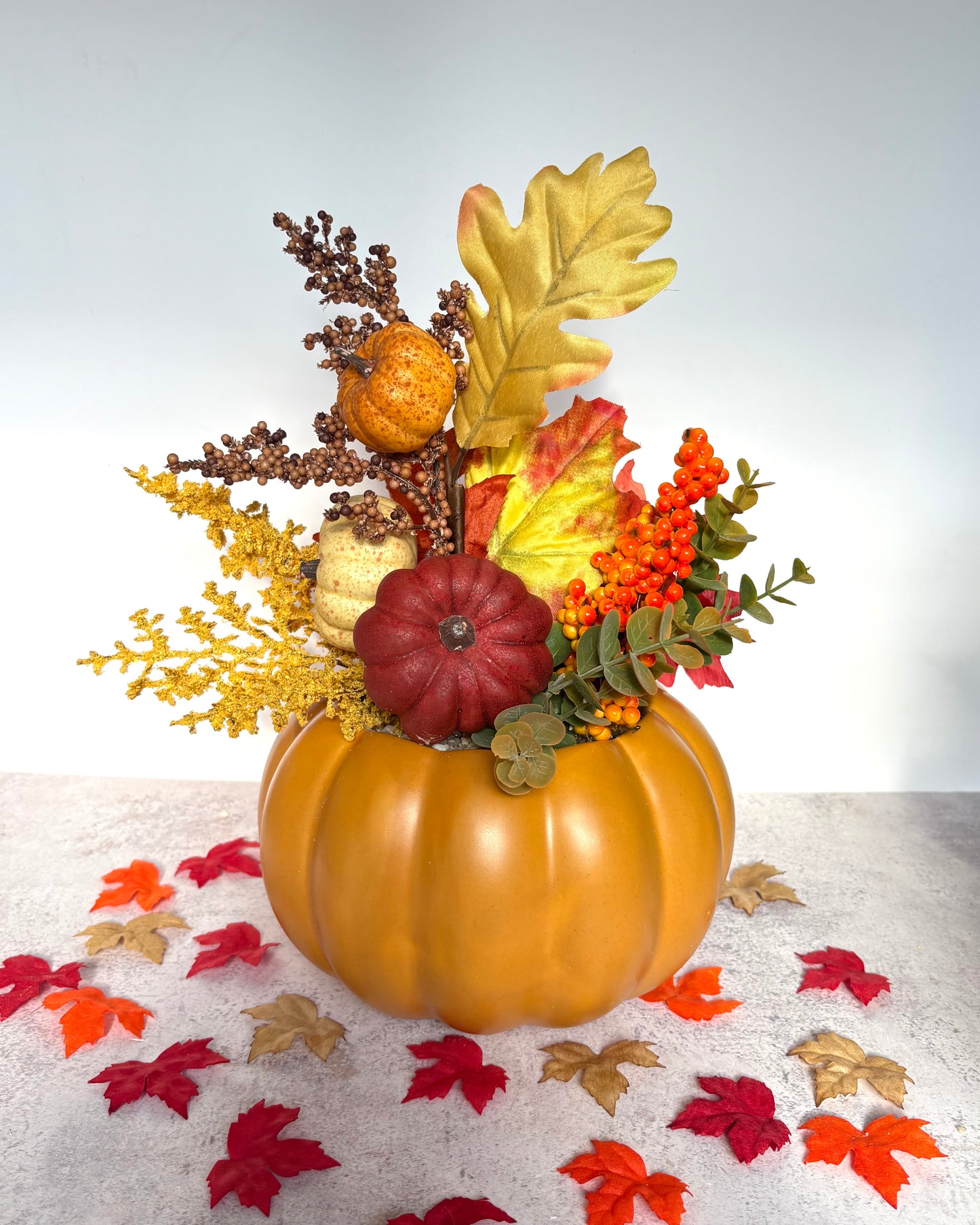 Arreglo Floral de Otoño con calabazas y maceta artesanal
