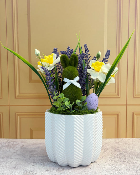 Centro de mesa Conejo Pascua en base de cerámica con follaje artificial