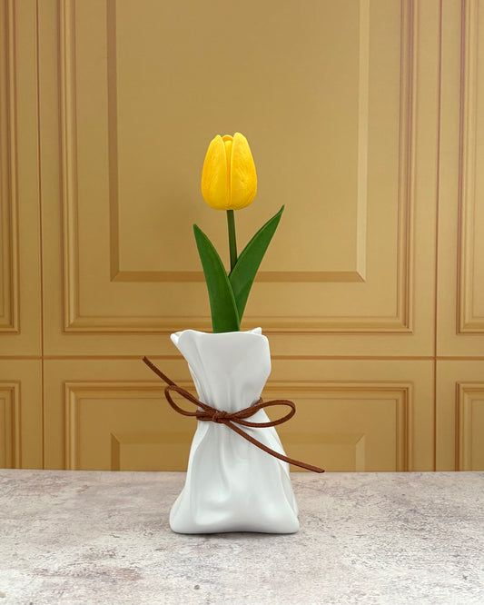 Florero con tulipán amarillo