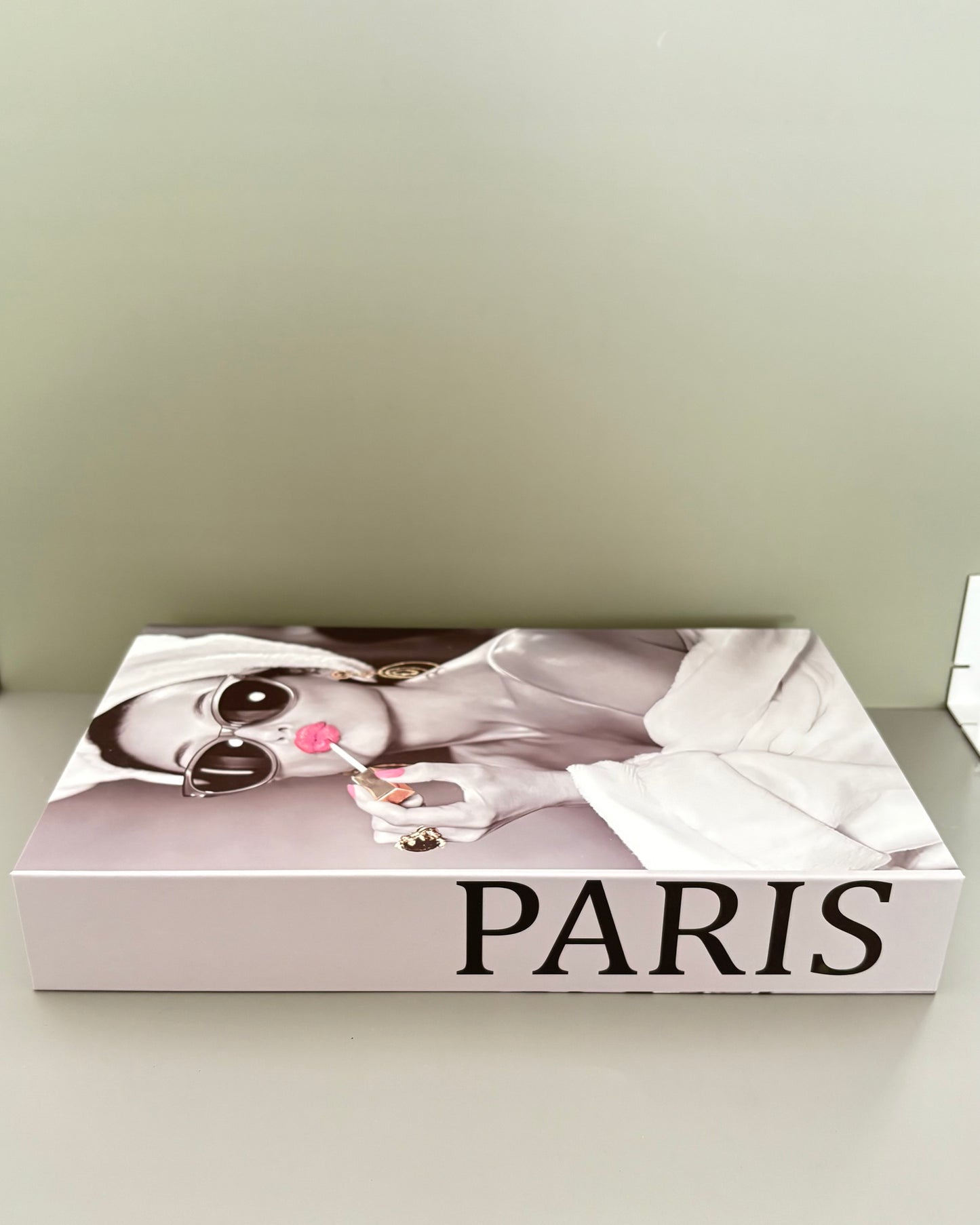 Caja de almacenamiento como libro falso Paris