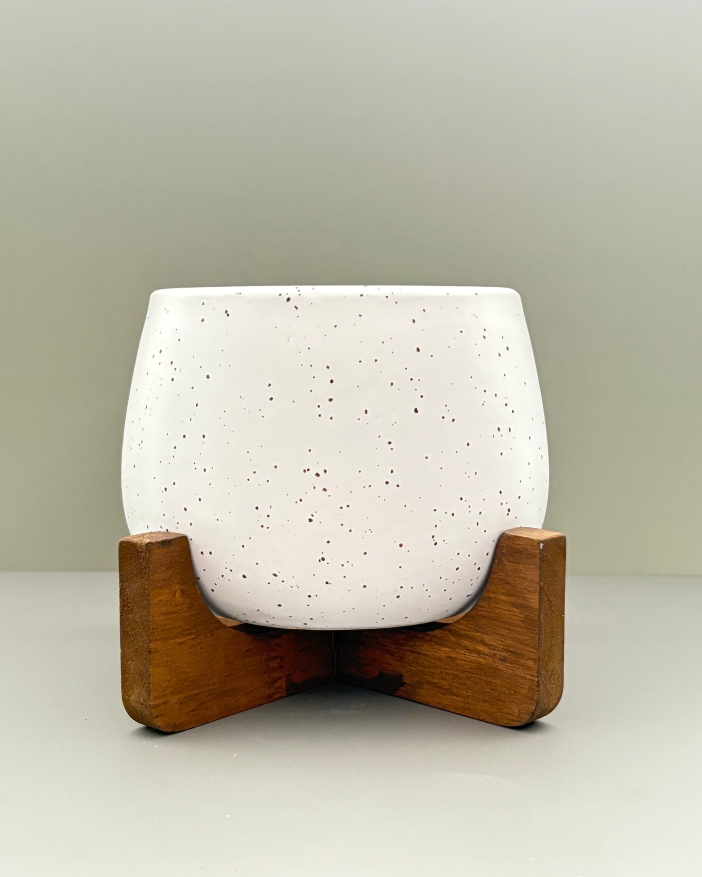 Maceta chica con base de madera Yuna