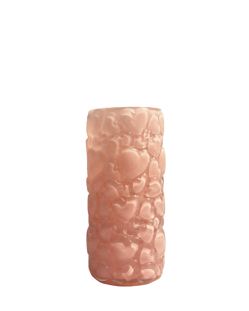Florero de vidrio rosa con corazones
