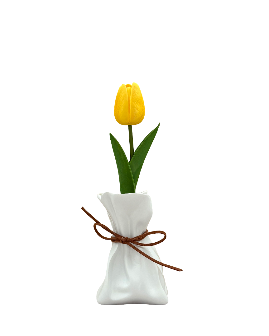 Florero con tulipán amarillo
