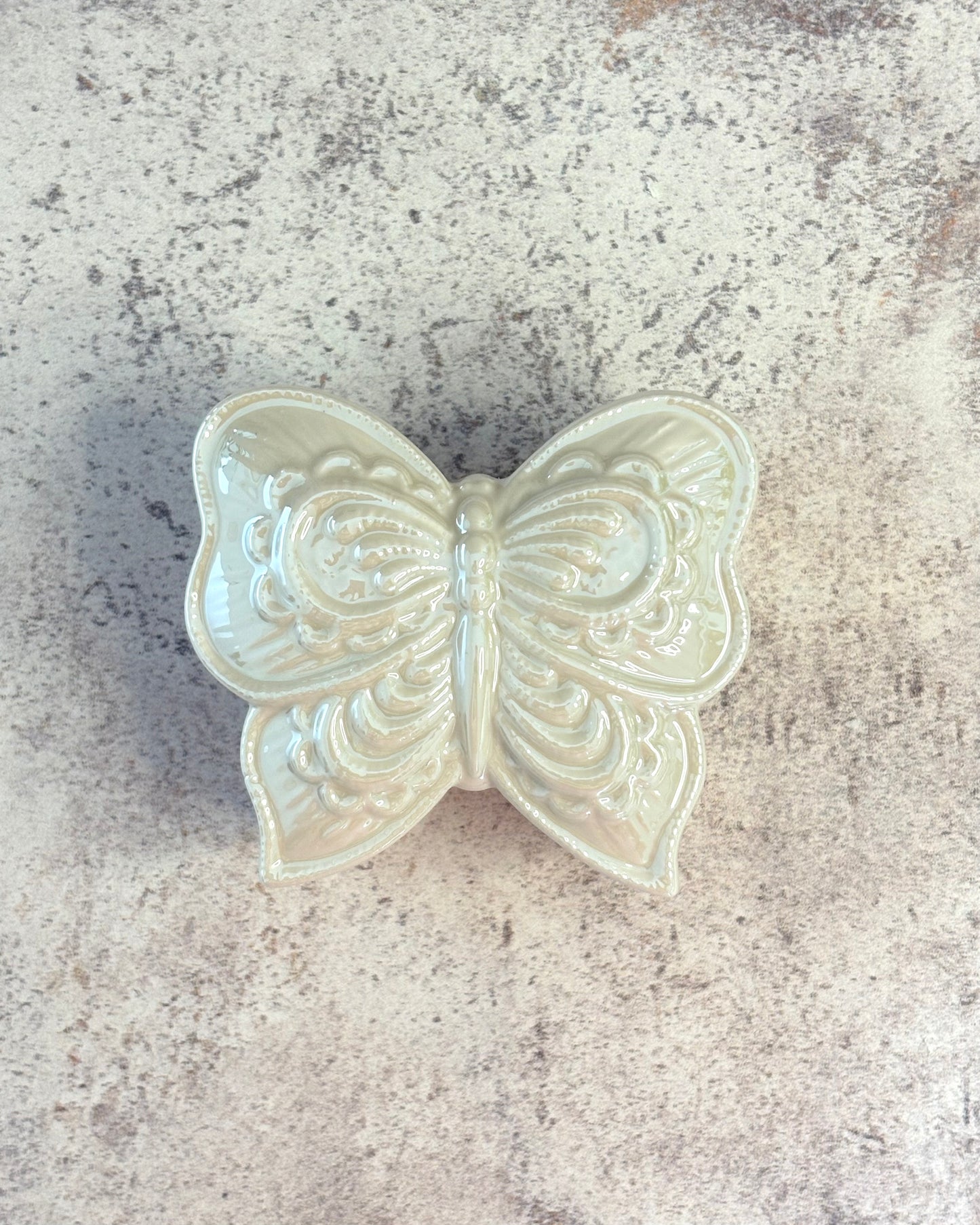 Joyero de cerámica con tapa en forma de mariposa