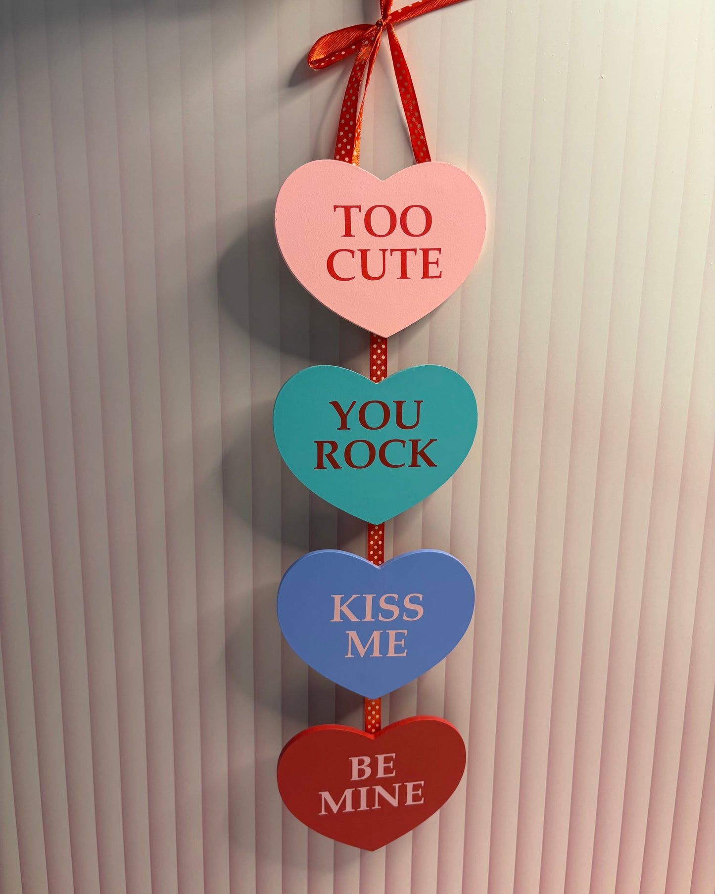 Colgante decorativo de pared de corazones de madera Too Cute