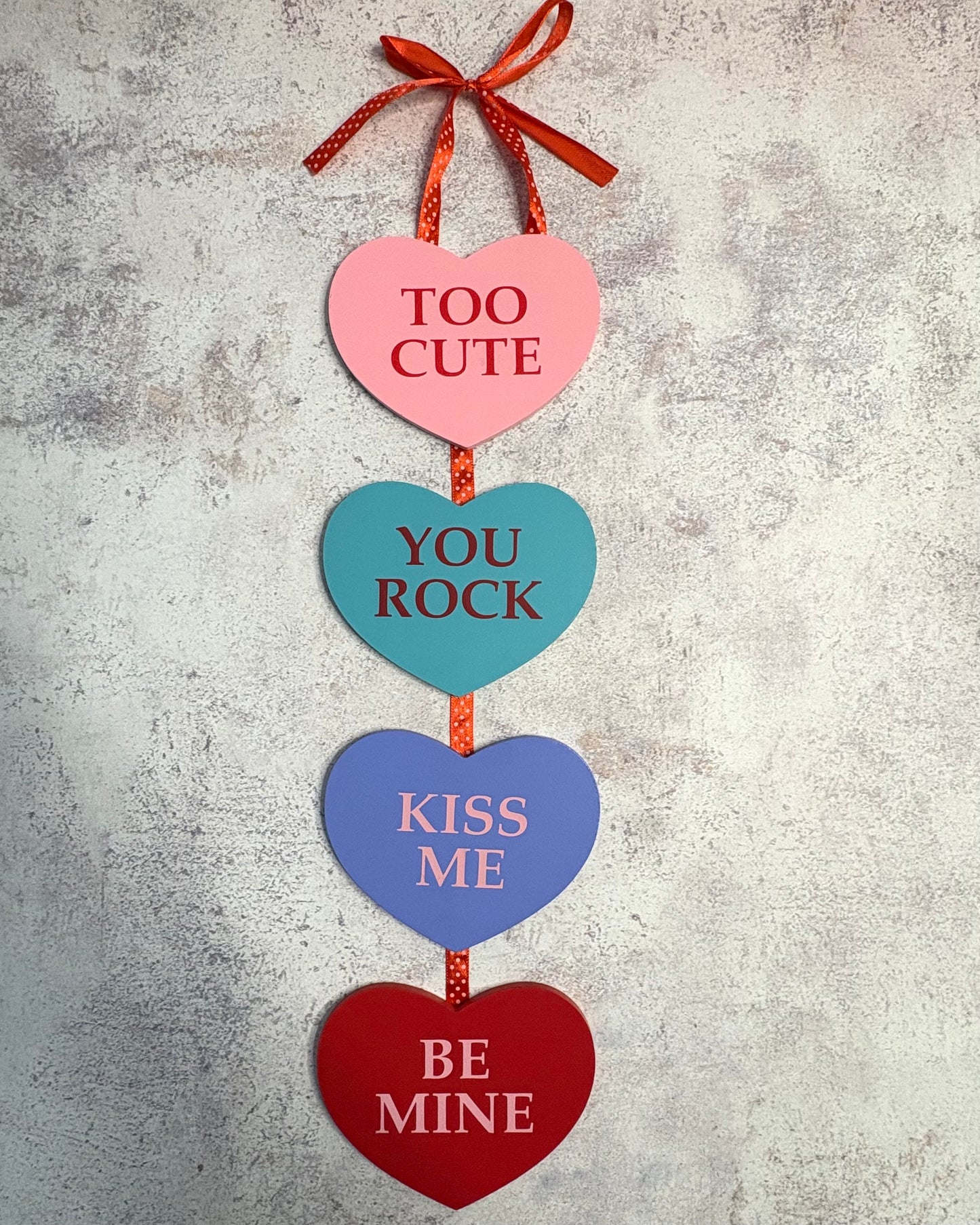 Colgante decorativo de pared de corazones de madera Too Cute