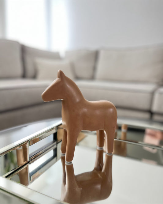 Figura decorativa de caballo minimalista