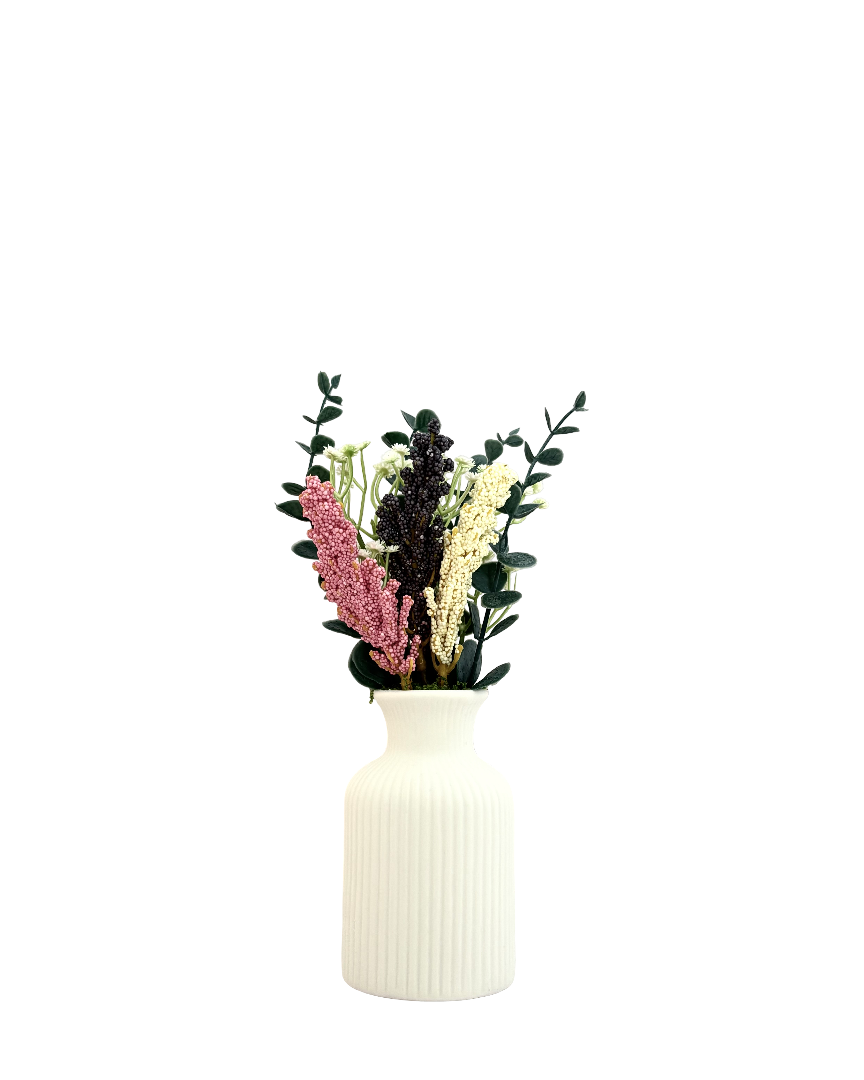 Florero de cerámica con flores artificiales