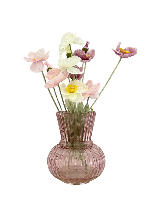 Florero de vidrio con arreglo floral artificial y agua sintética