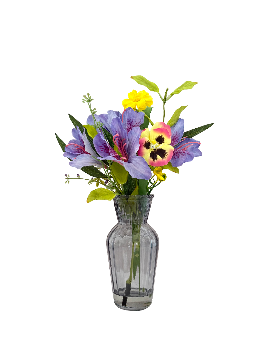 Flores artificiales lilis con florero de vidrio y agua sintética