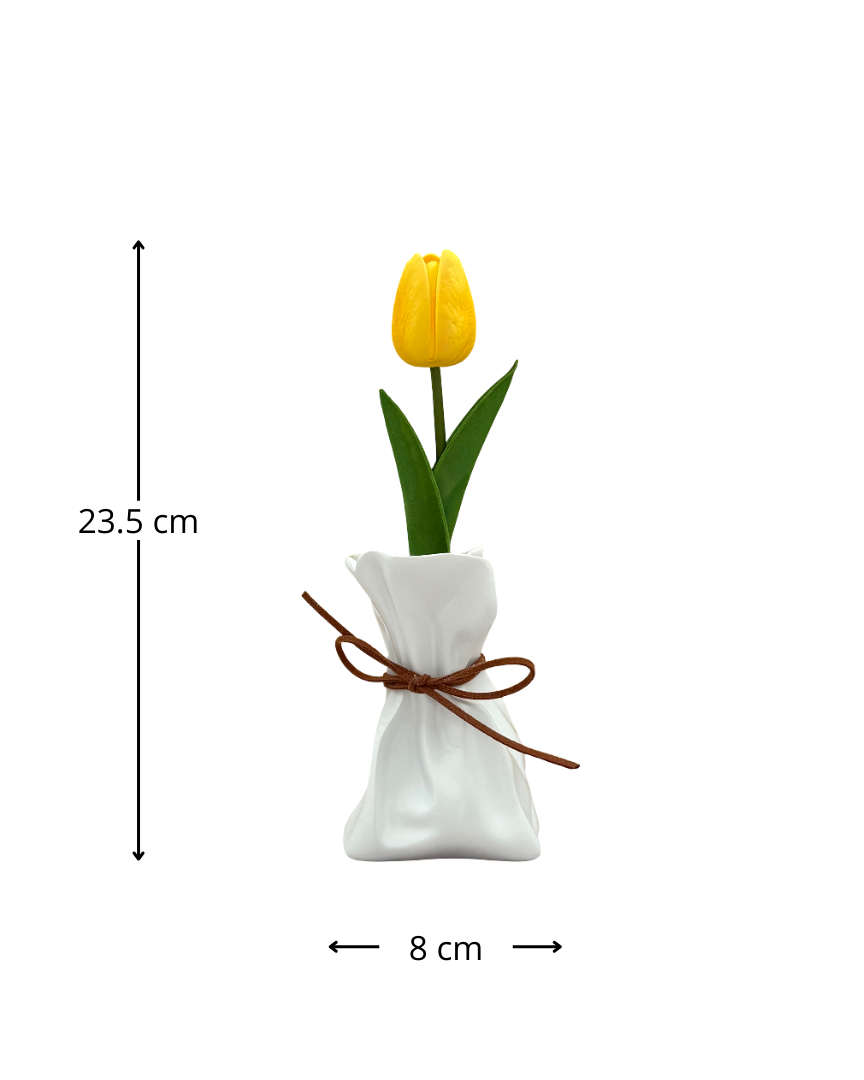 Florero con tulipán amarillo