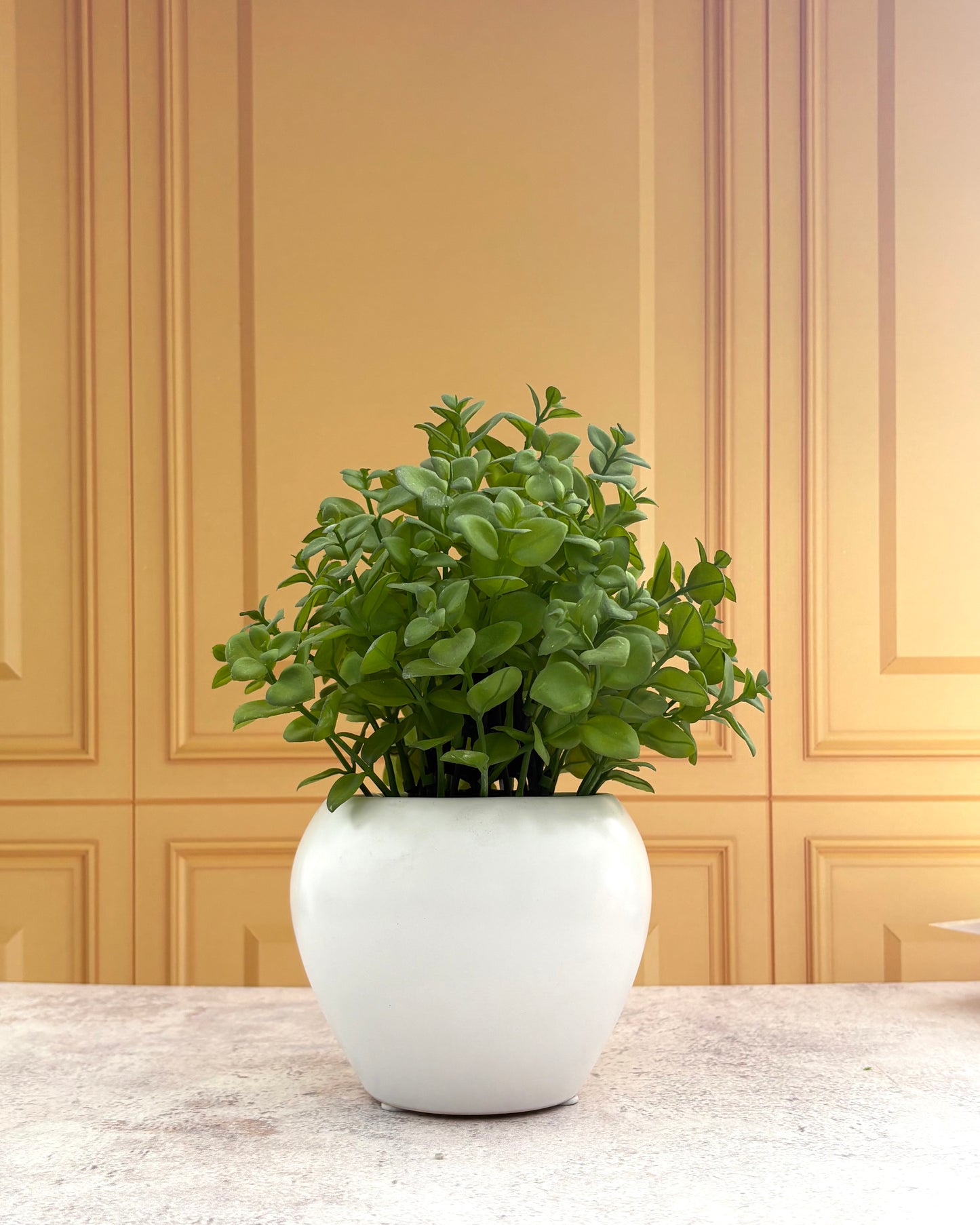 Maceta de cerámica con planta decorativa artificial