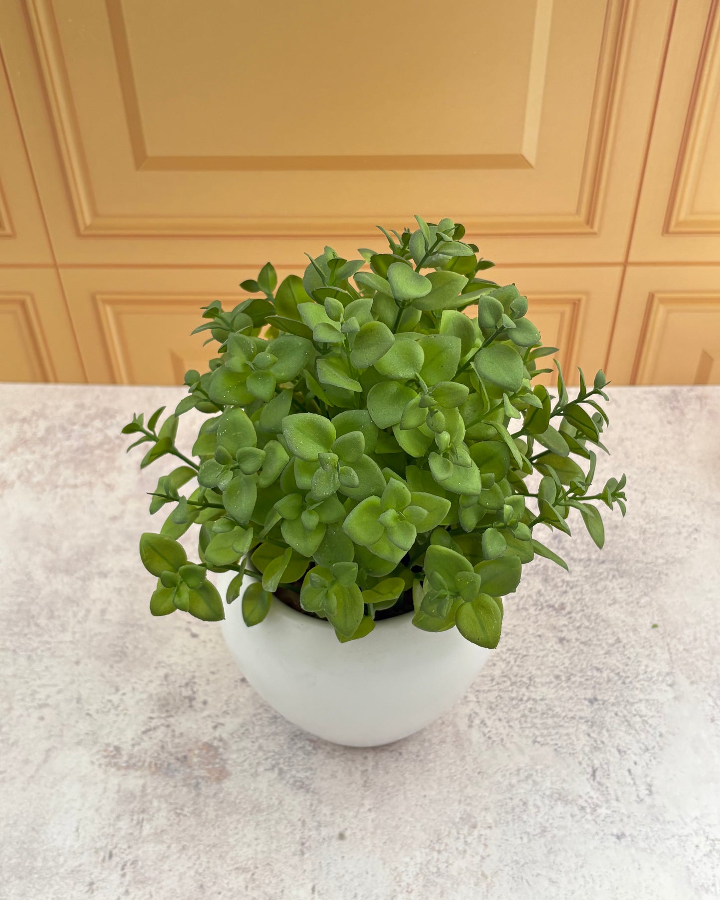 Maceta de cerámica con planta decorativa artificial