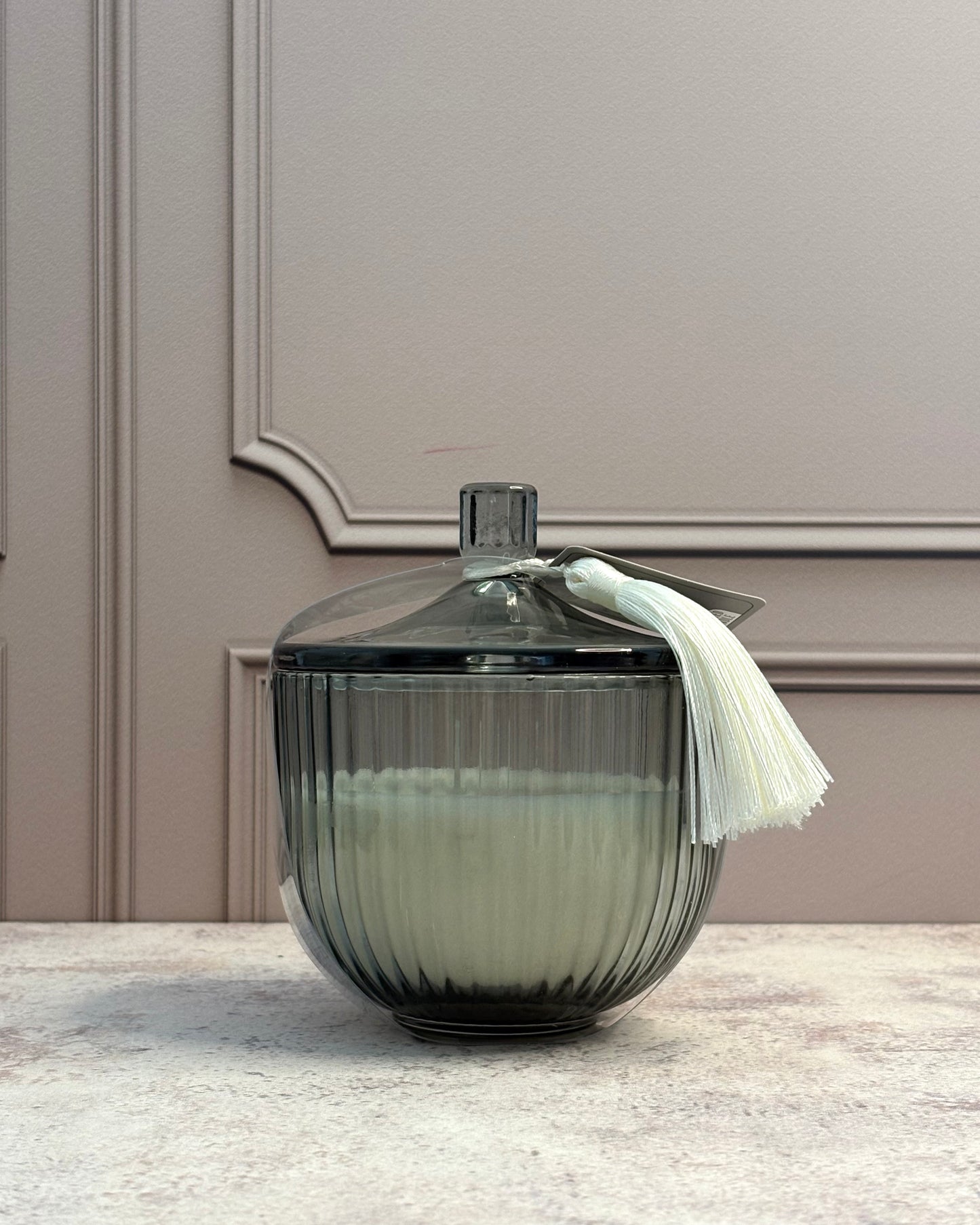 Vela aromática en recipiente de vidrio aroma a cedro