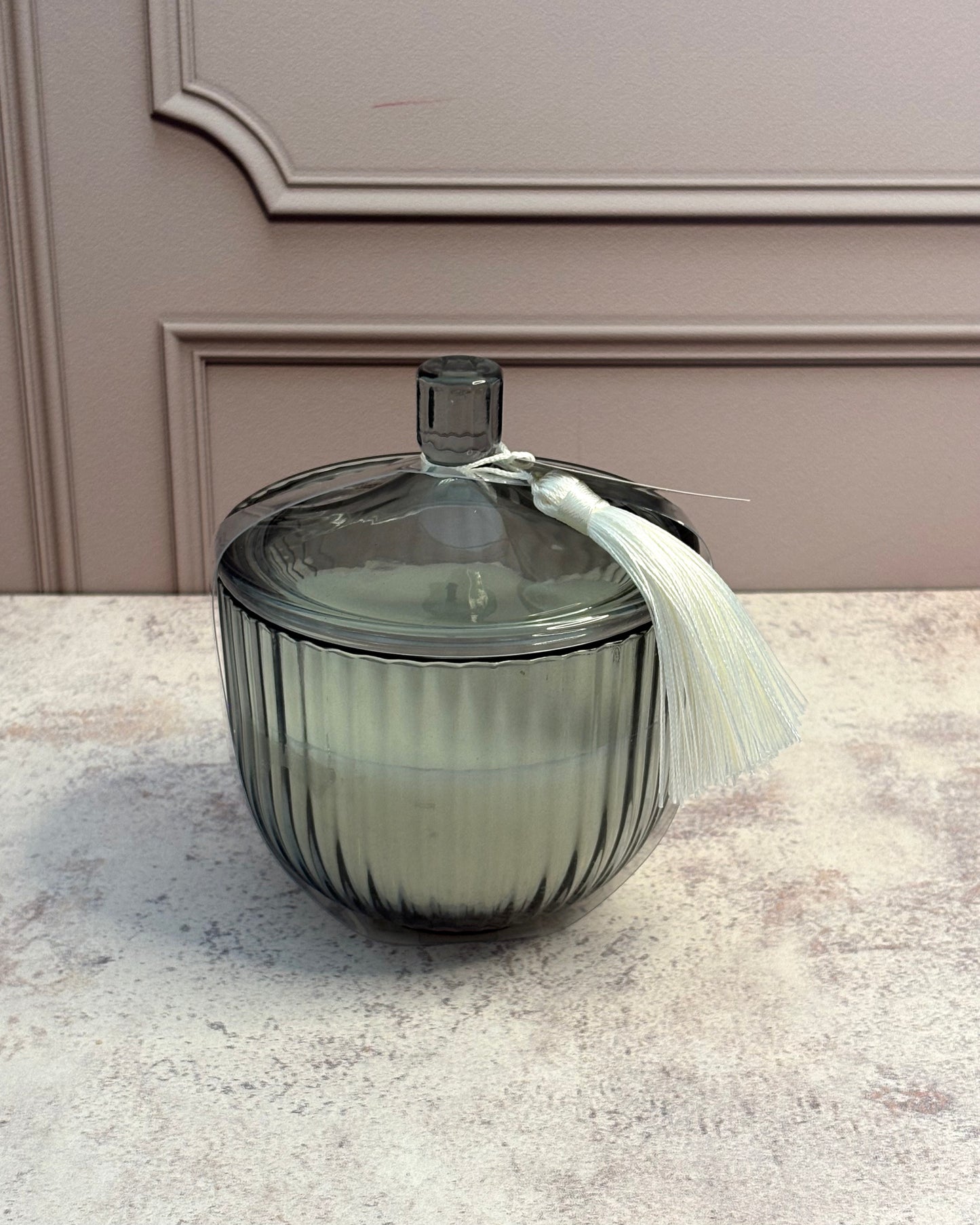 Vela aromática en recipiente de vidrio aroma a cedro
