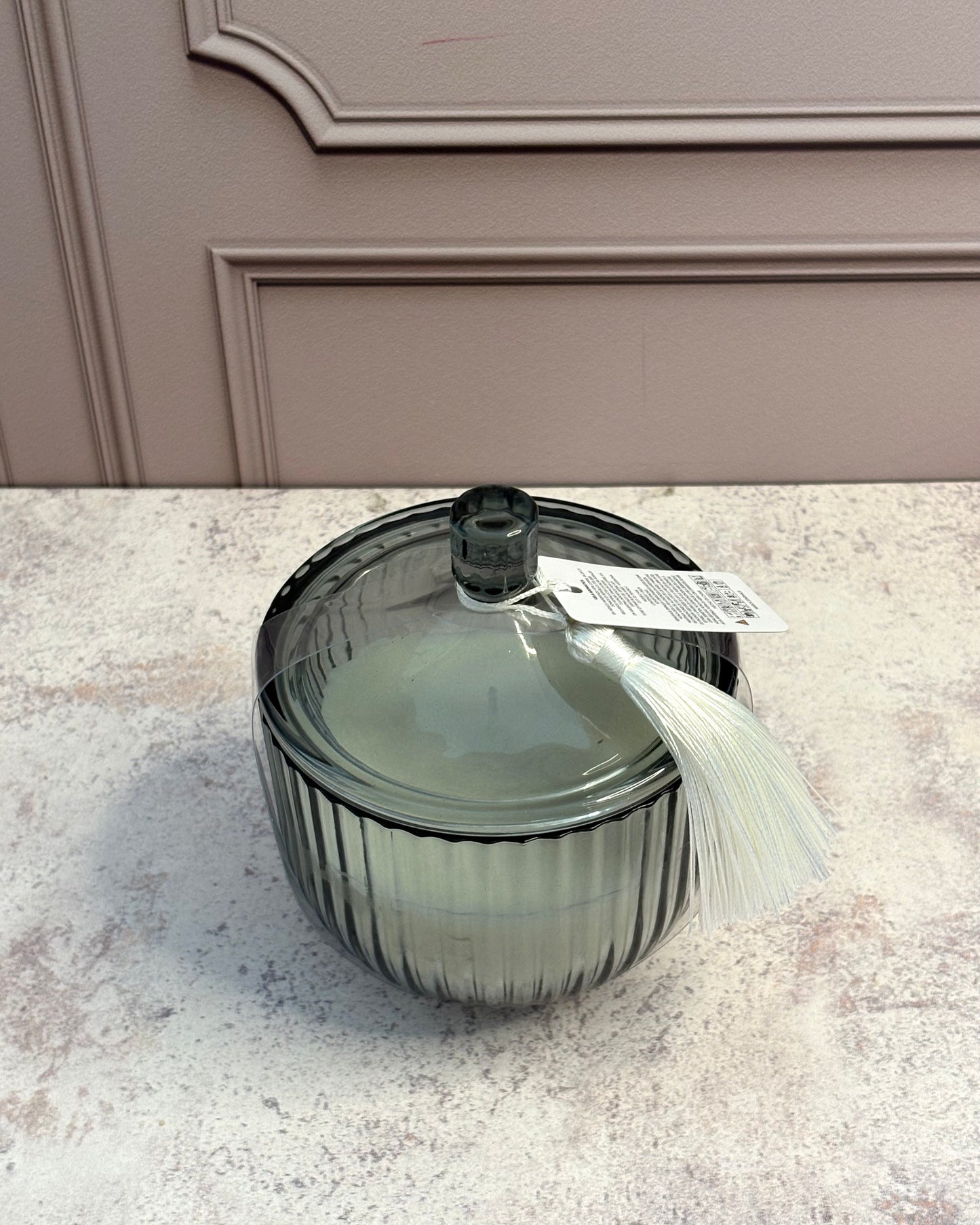 Vela aromática en recipiente de vidrio aroma a cedro