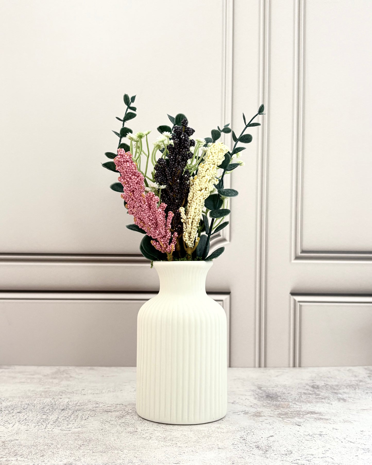 Florero de cerámica con flores artificiales
