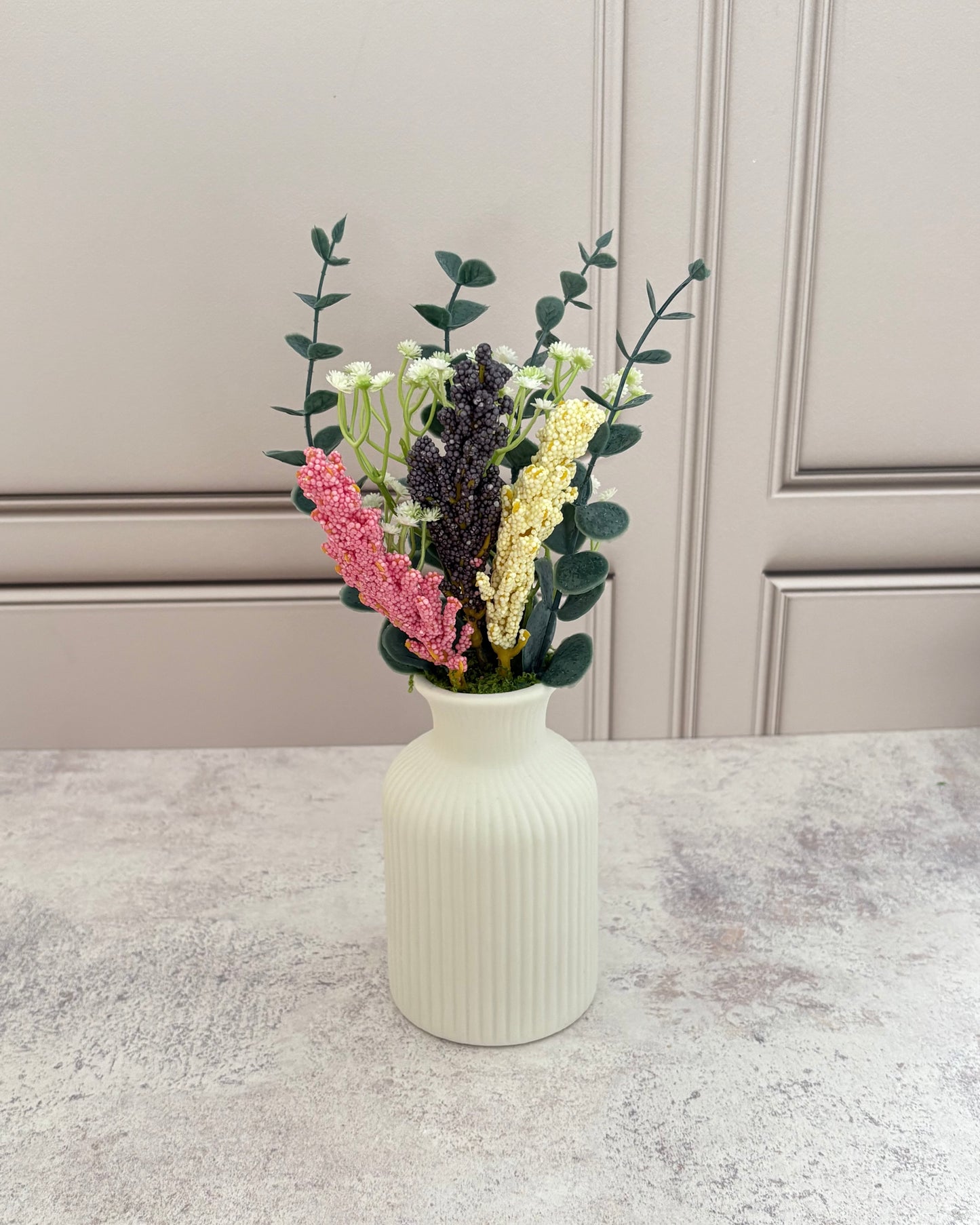 Florero de cerámica con flores artificiales