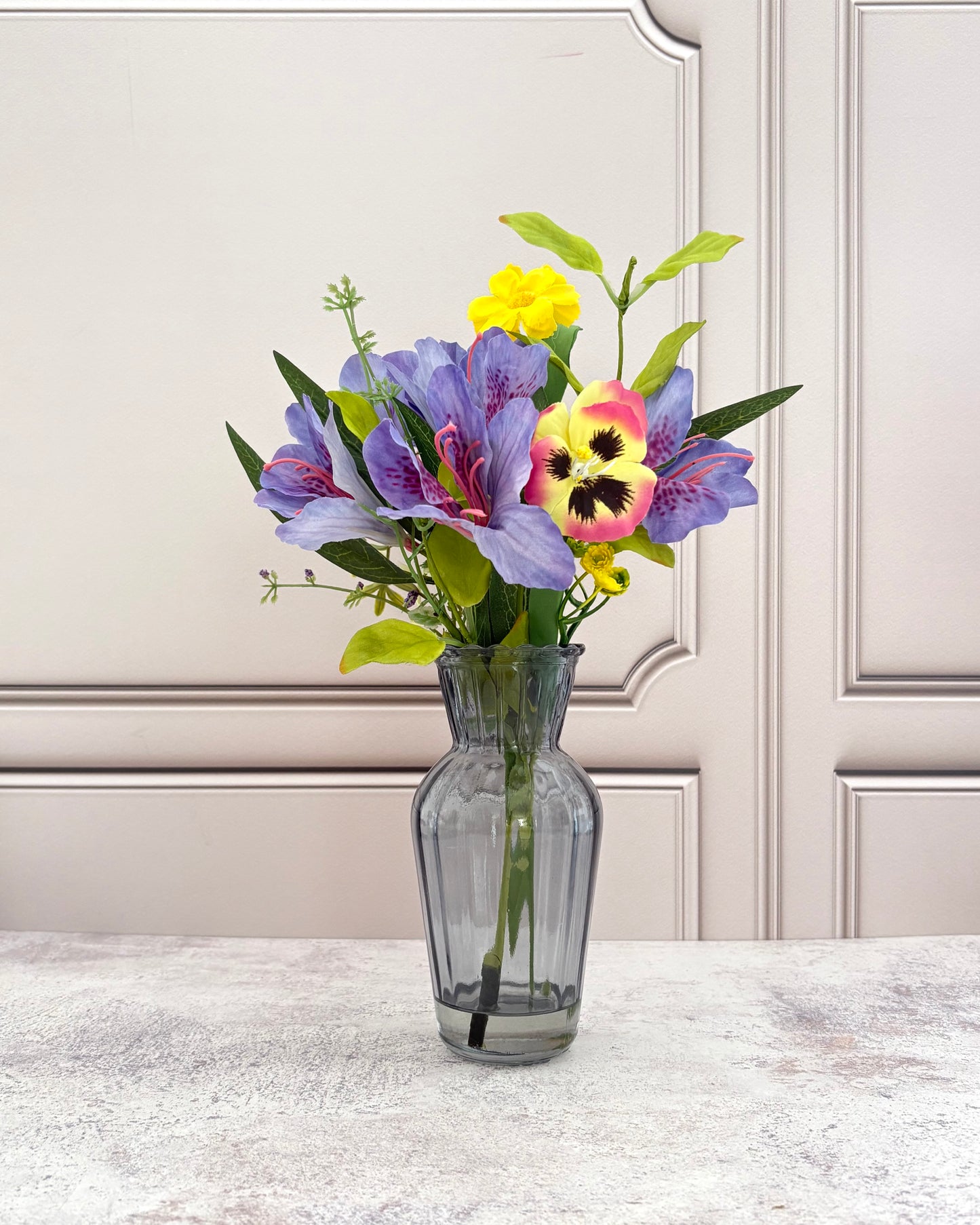 Flores artificiales lilis con florero de vidrio y agua sintética