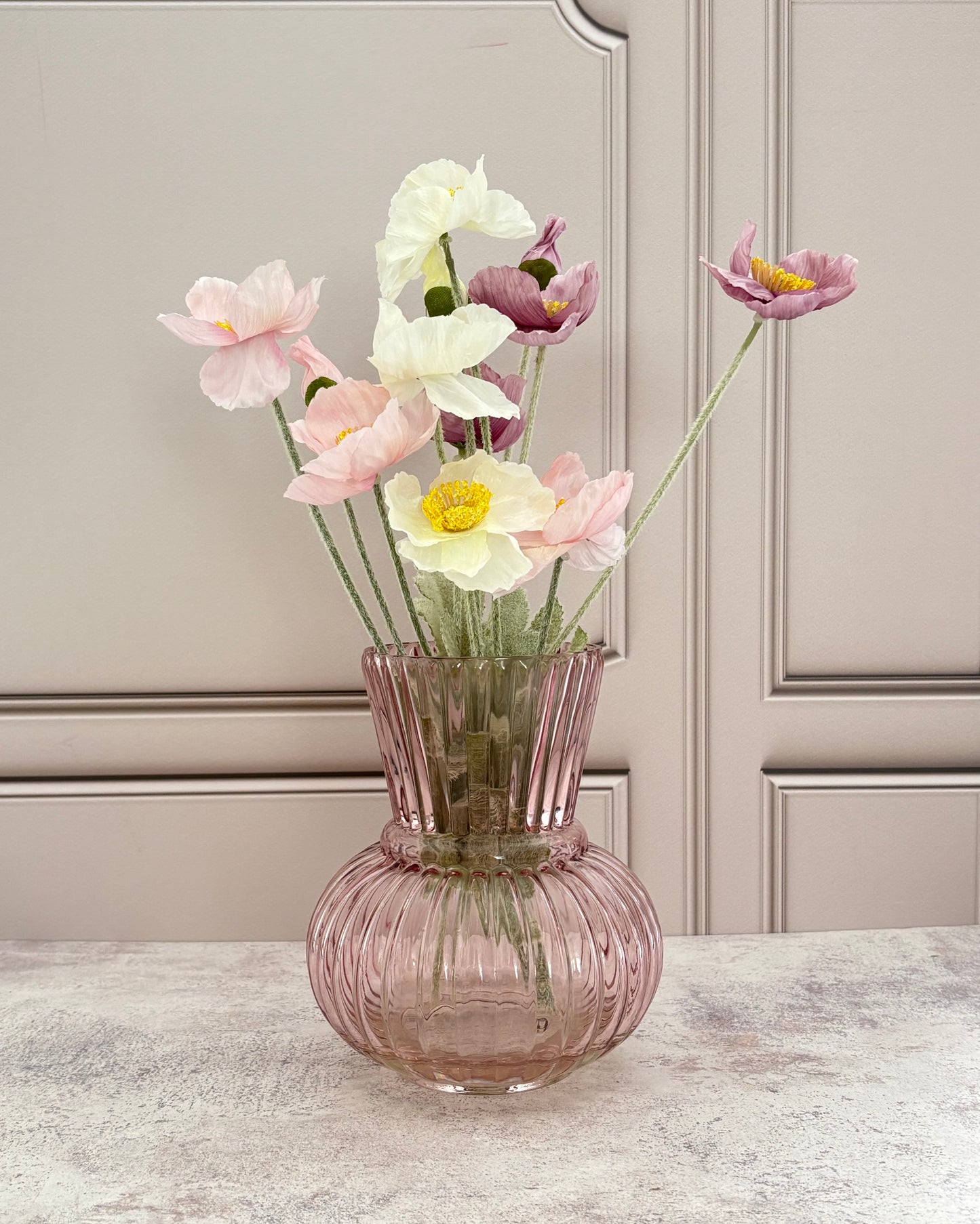 Florero de vidrio con arreglo floral artificial y agua sintética