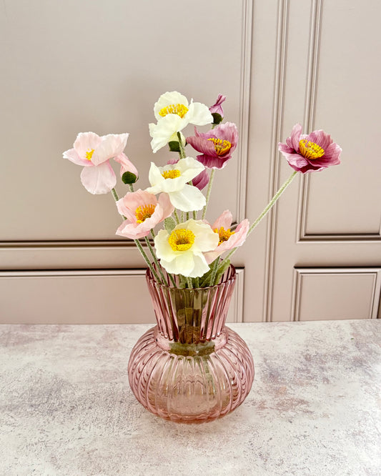 Florero de vidrio con arreglo floral artificial y agua sintética