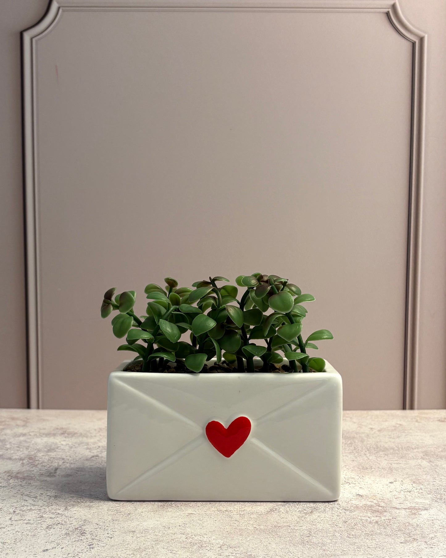 Maceta forma de sobre con planta artificial