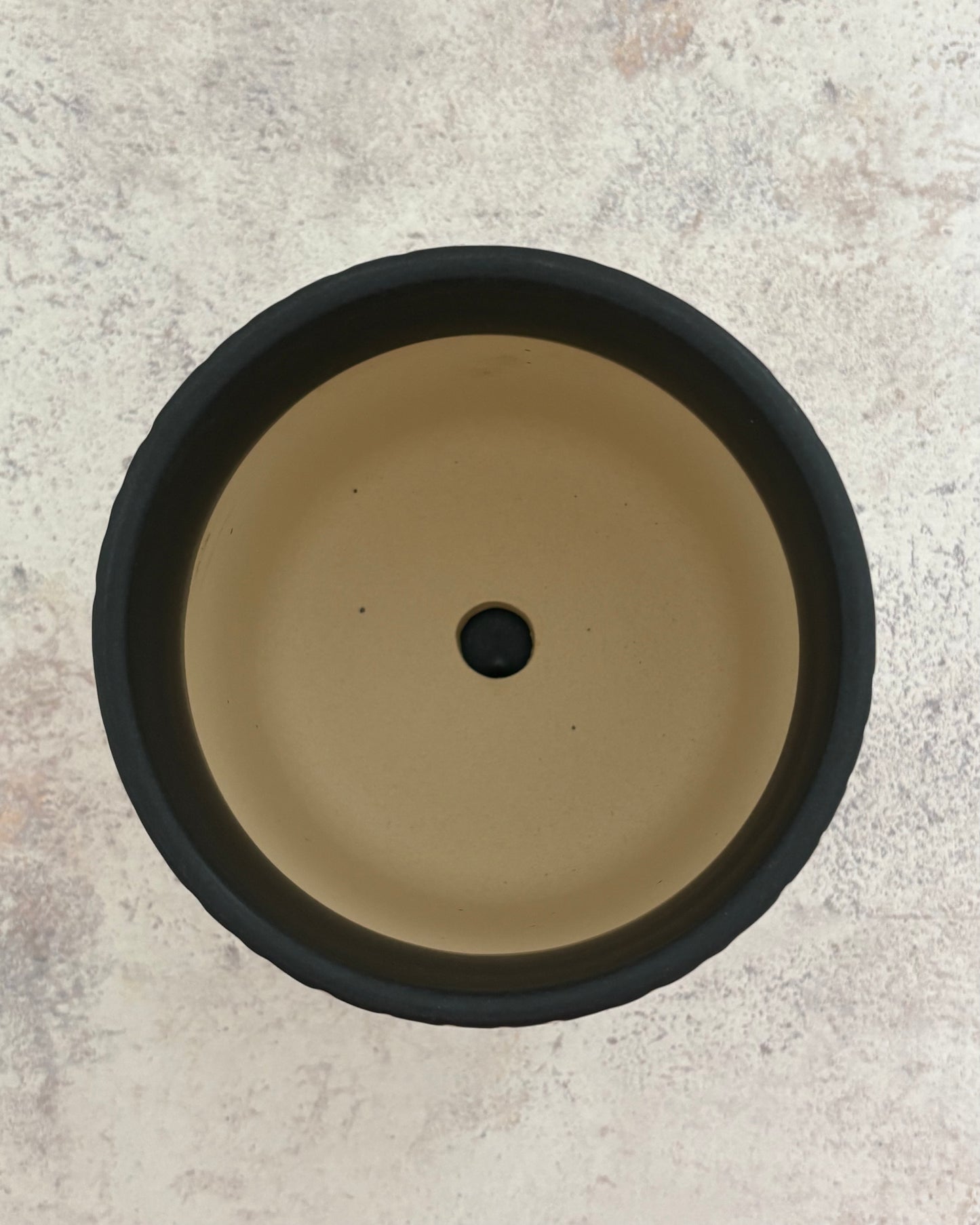 Maceta de cerámica negra con plato Mitra