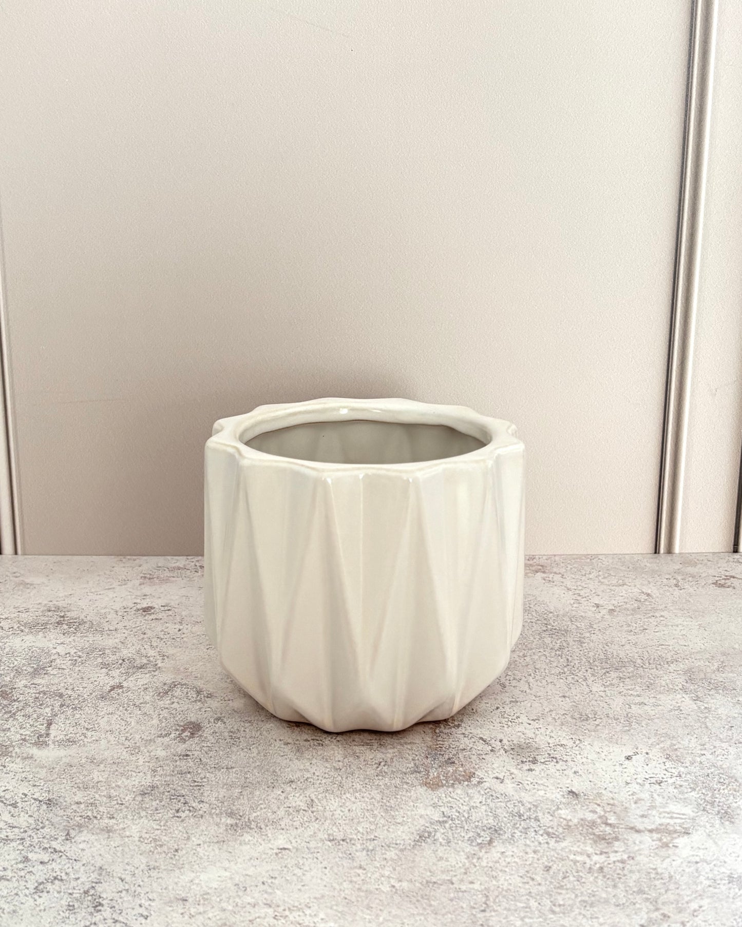 Maceta de cerámica blanca con relieve prisma