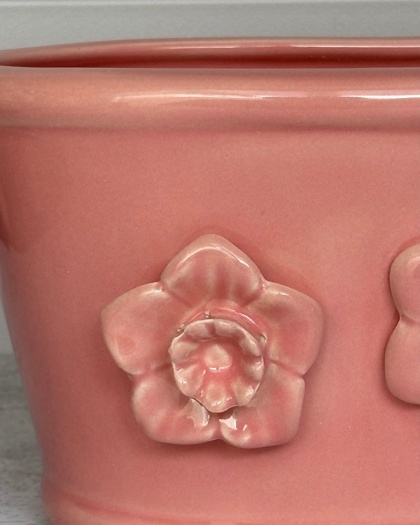 Maceta tina cerámica con flores 3D