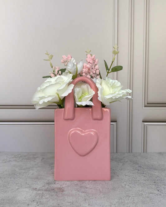 Florero de cerámica con arreglo floral artificial