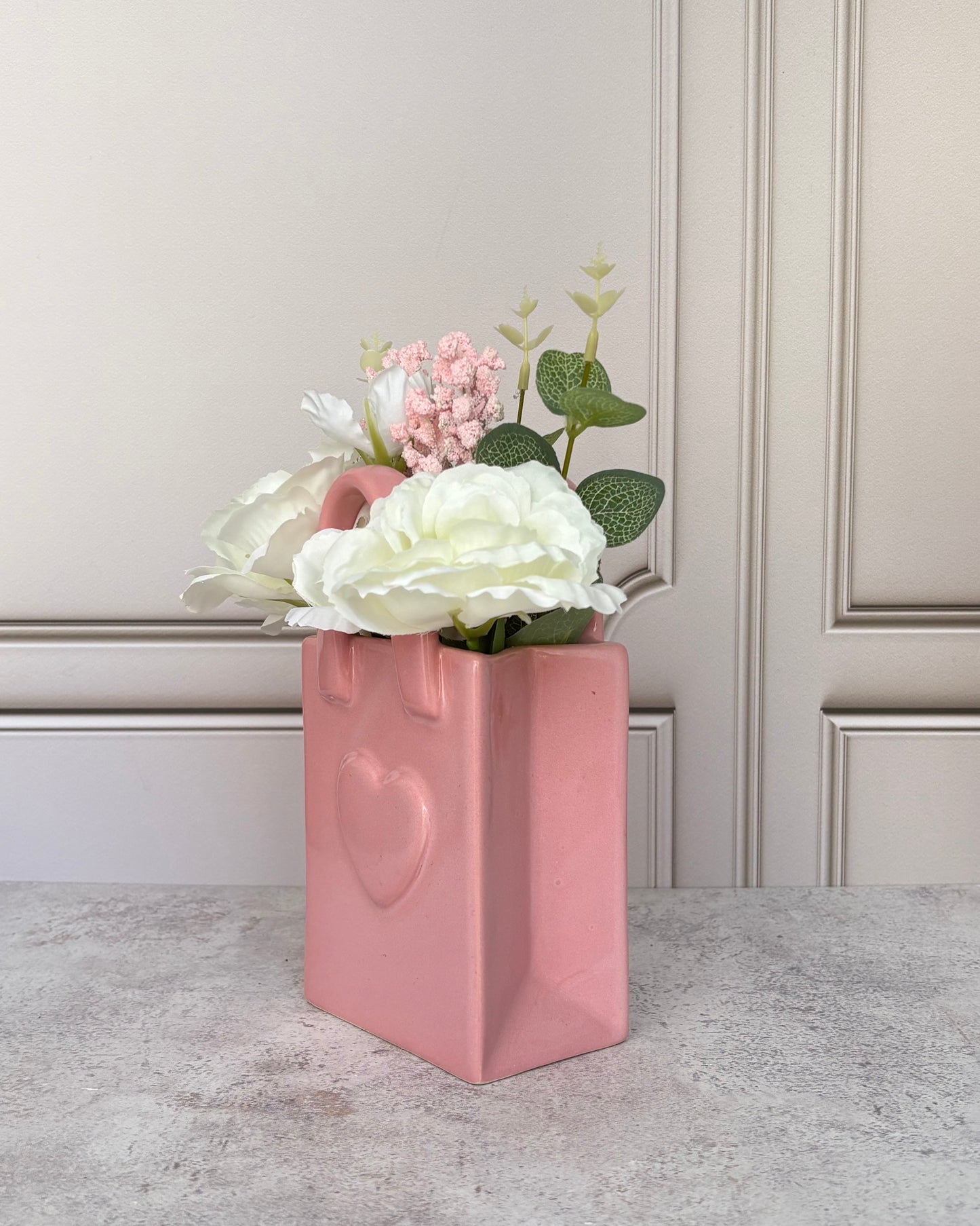 Florero de cerámica con arreglo floral artificial