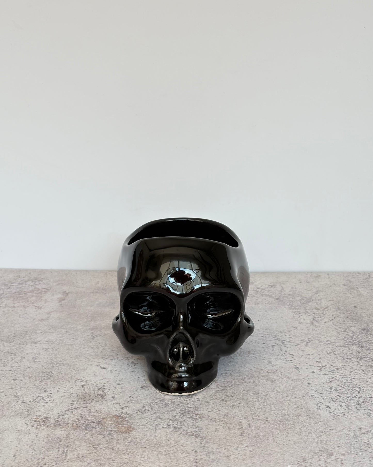Maceta craneo de cerámica negra