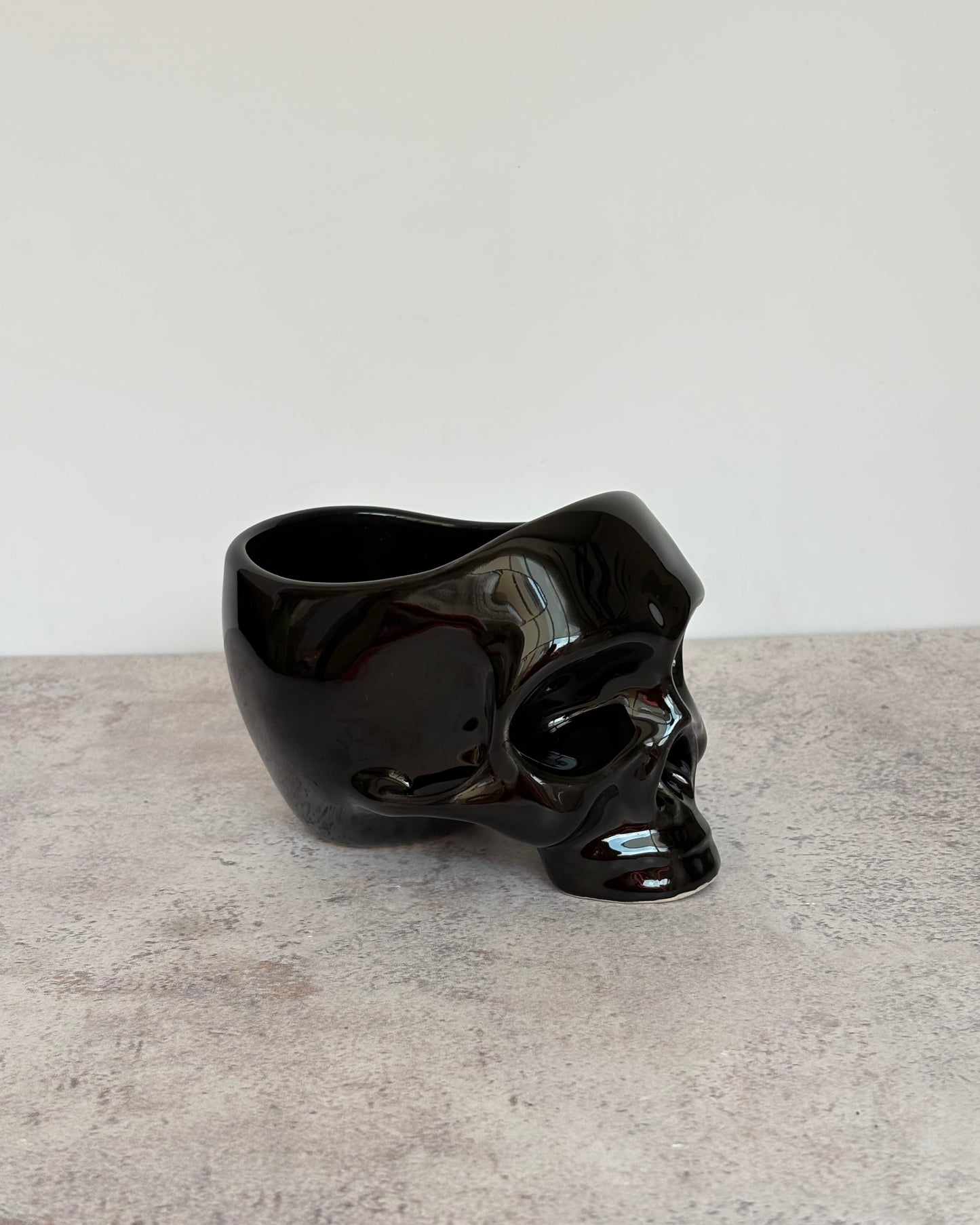 Maceta craneo de cerámica negra