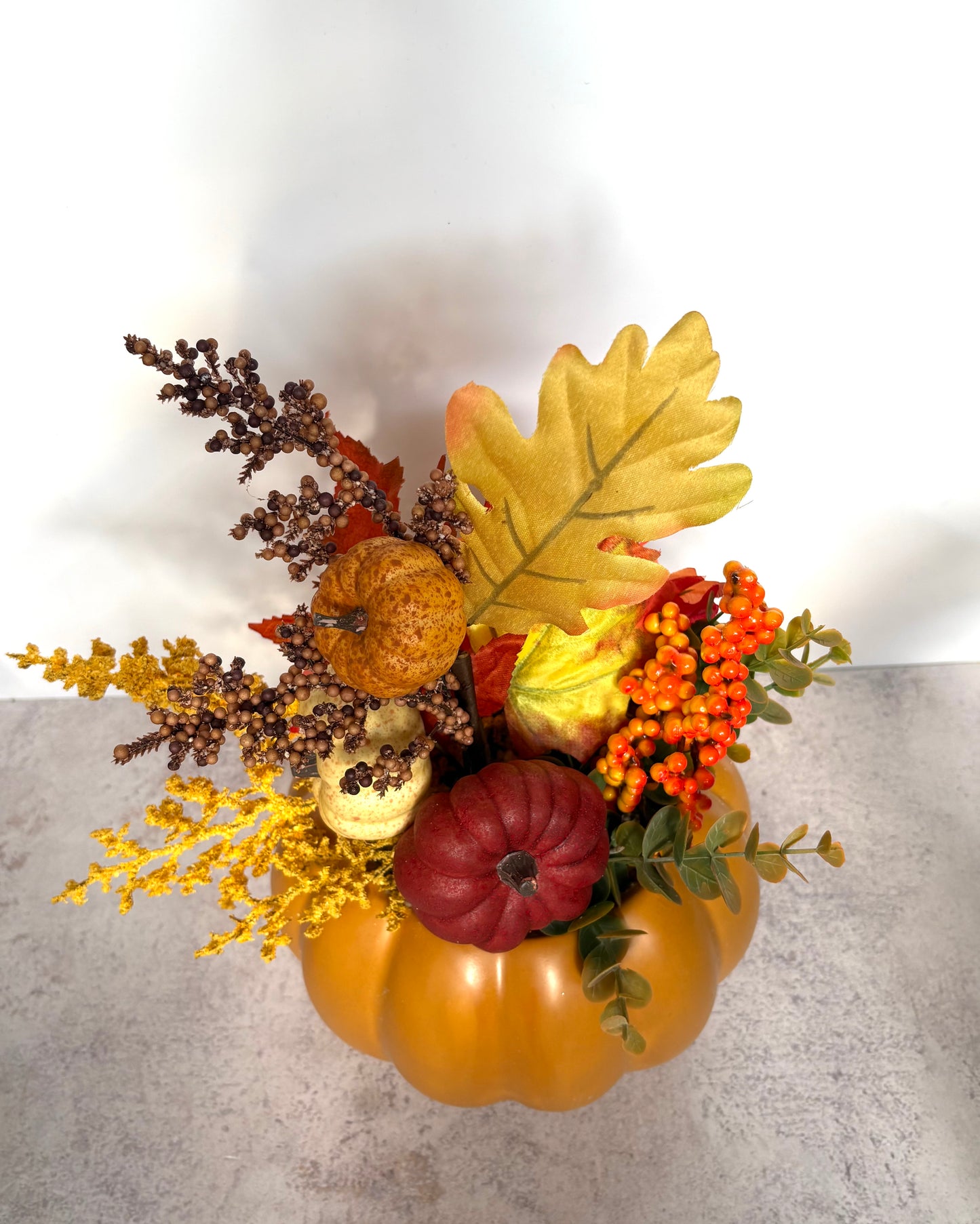 Arreglo Floral de Otoño con calabazas y maceta artesanal