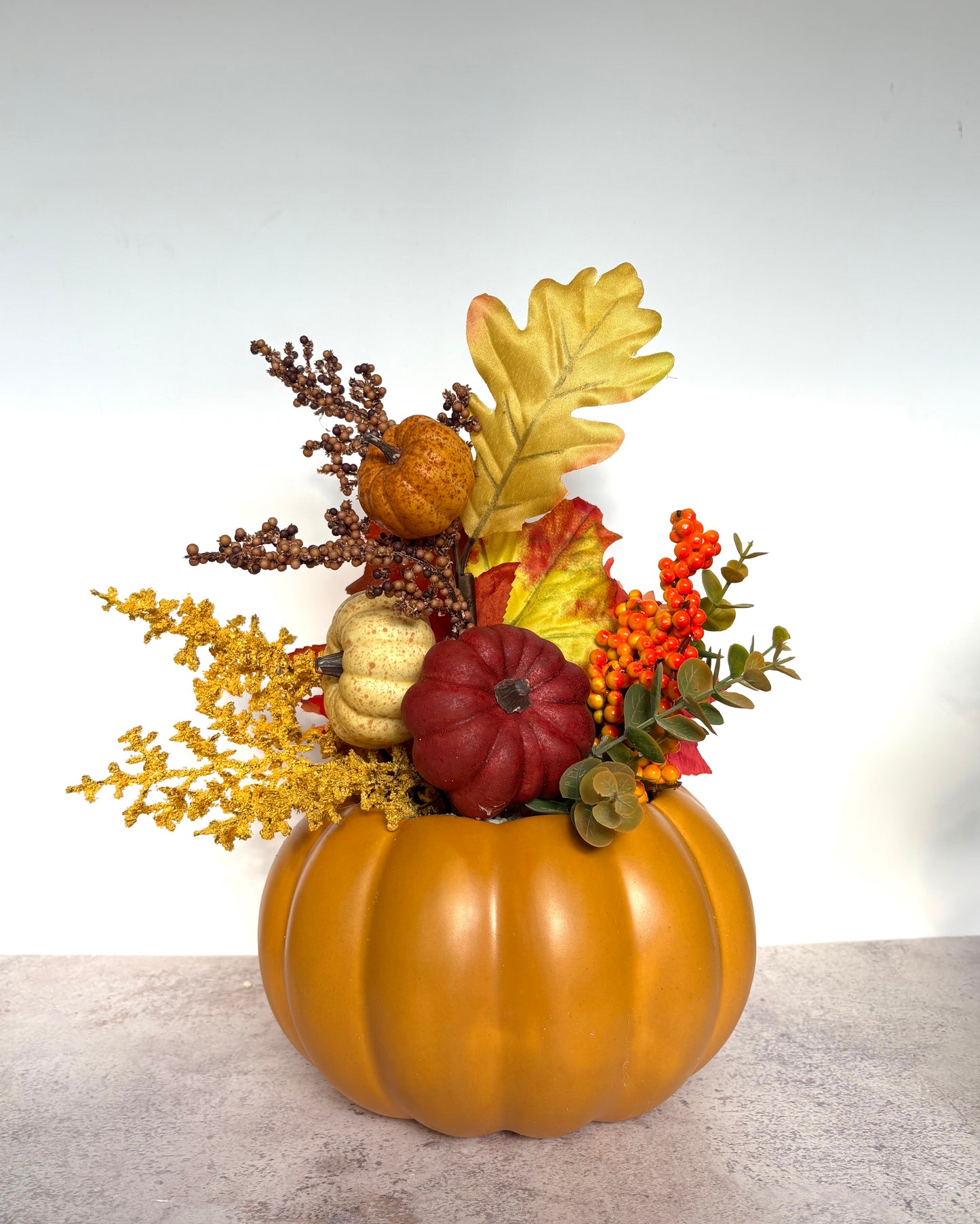 Arreglo Floral de Otoño con calabazas y maceta artesanal