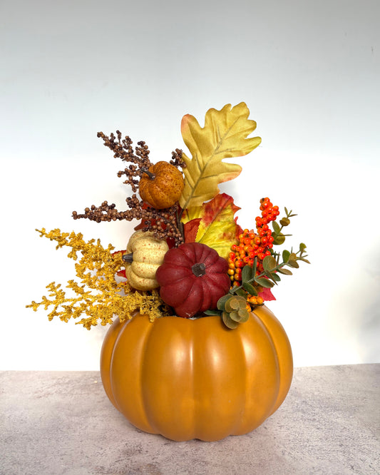 Arreglo Floral de Otoño con calabazas y maceta artesanal