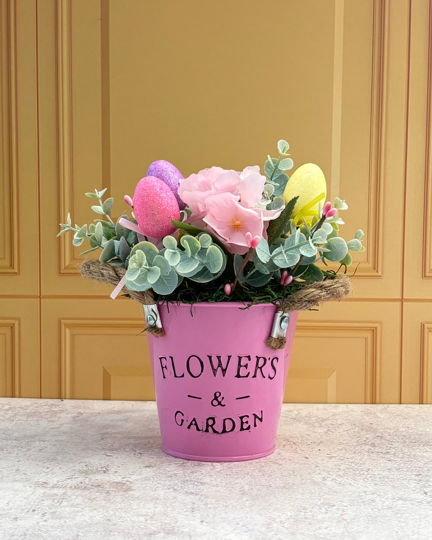 Centro de mesa Pascua Rose con follaje artificial