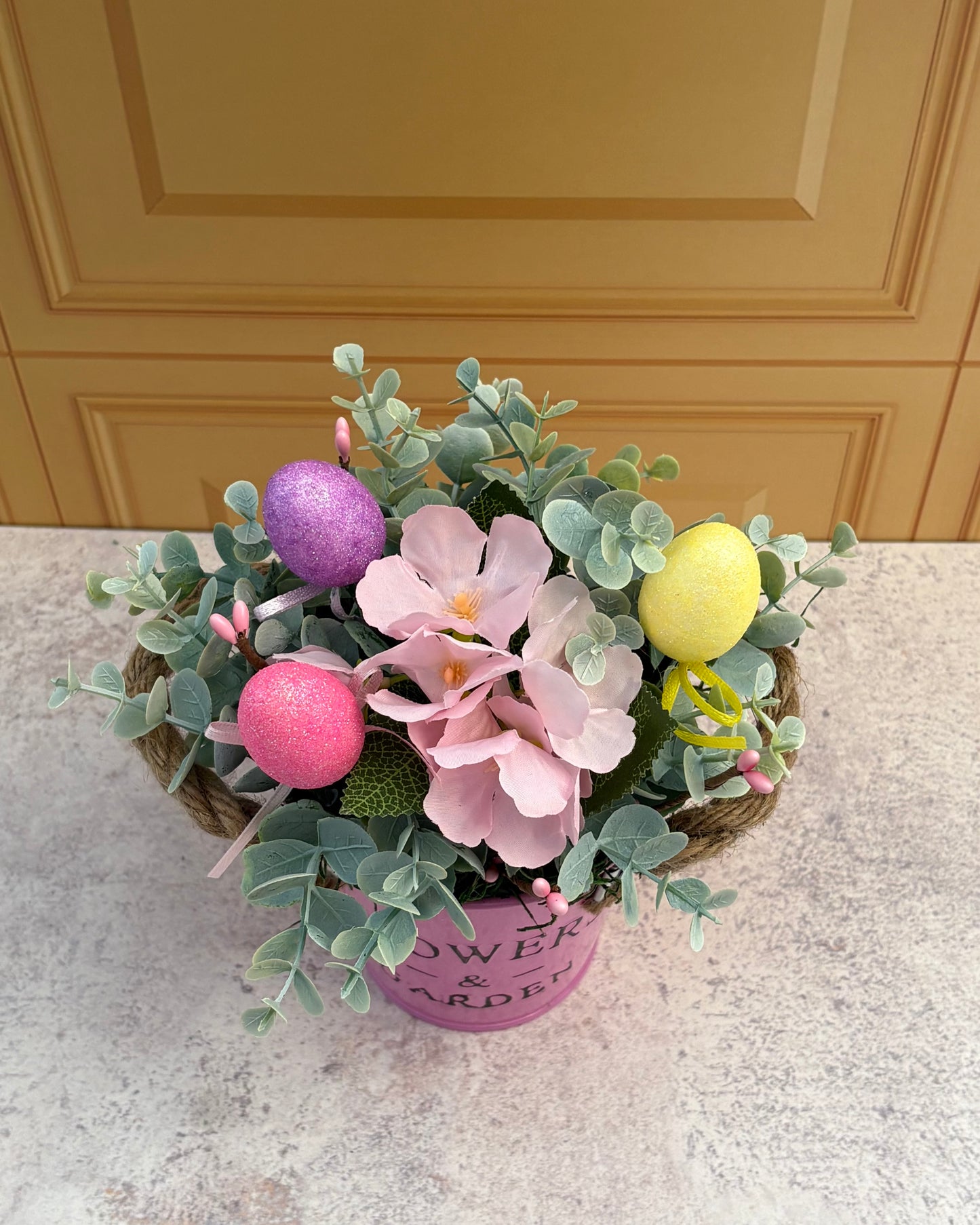 Centro de mesa Pascua Rose con follaje artificial