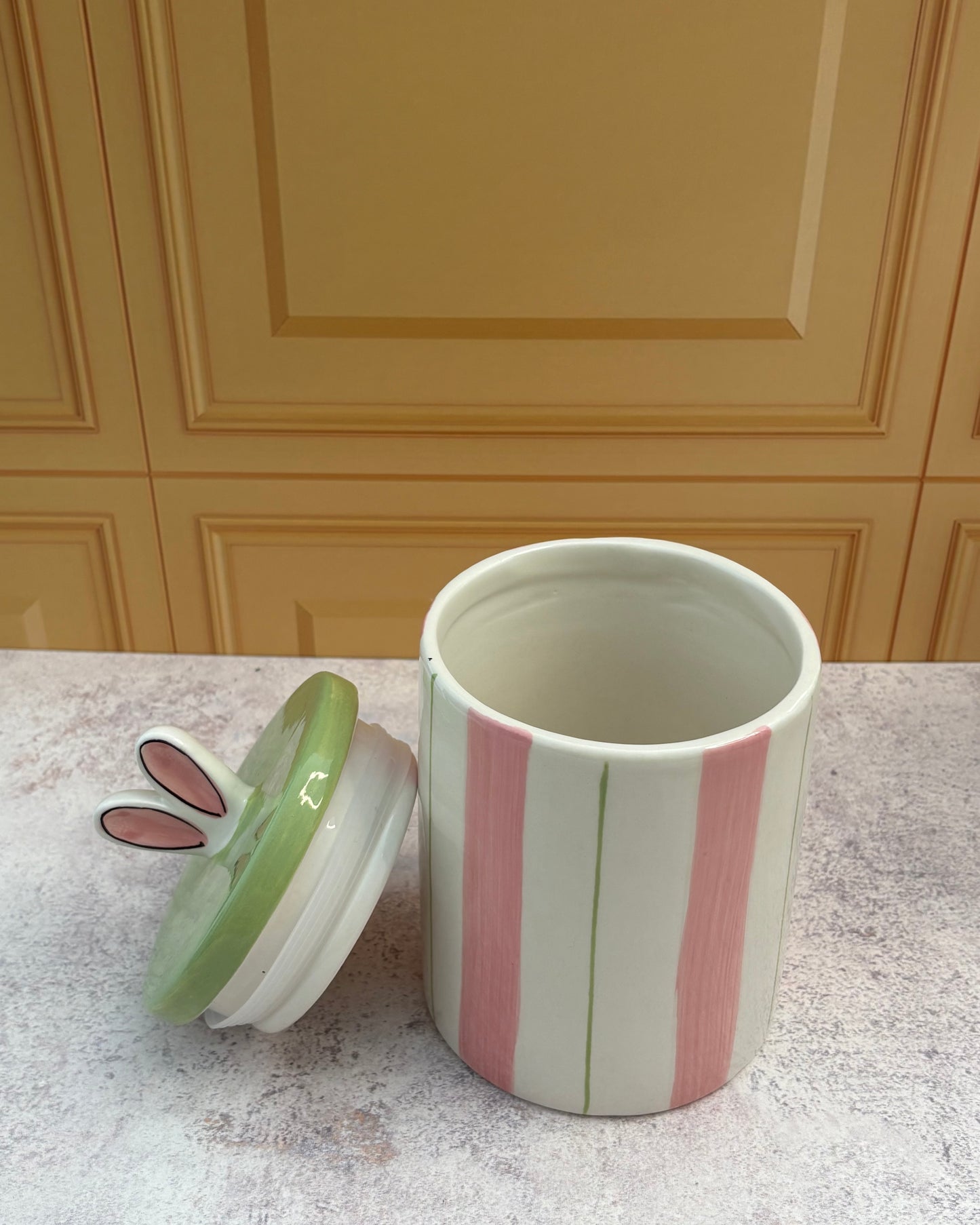 Galletero de cerámica conejo de Pascua