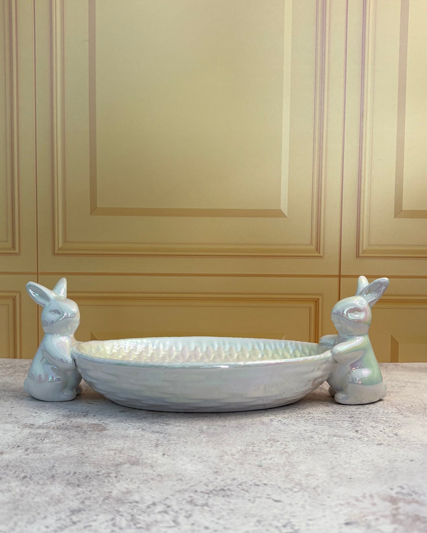 Platón decorativo de cerámica de Pascua