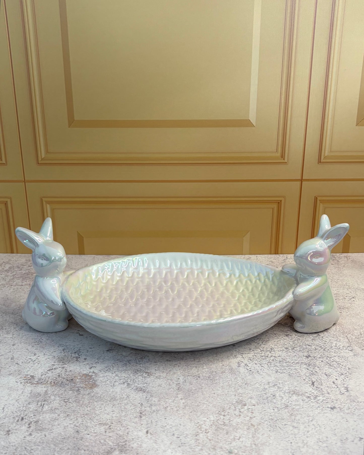 Platón decorativo de cerámica de Pascua