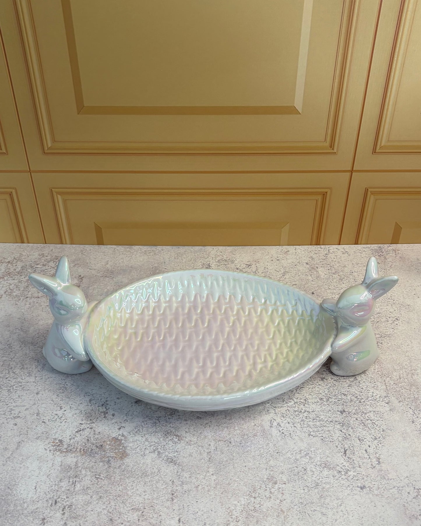 Platón decorativo de cerámica de Pascua