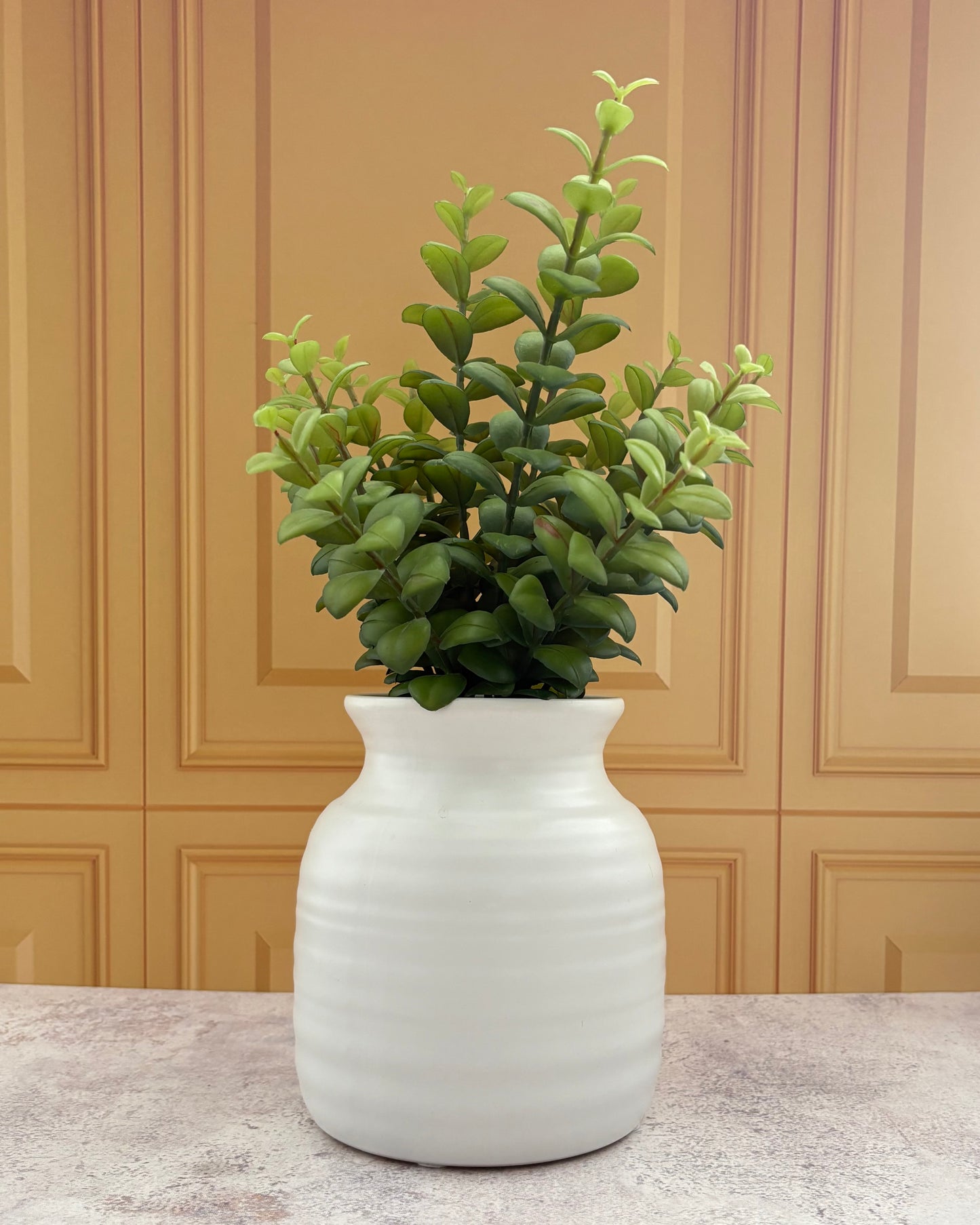 Jarrón de cerámica con planta artificial